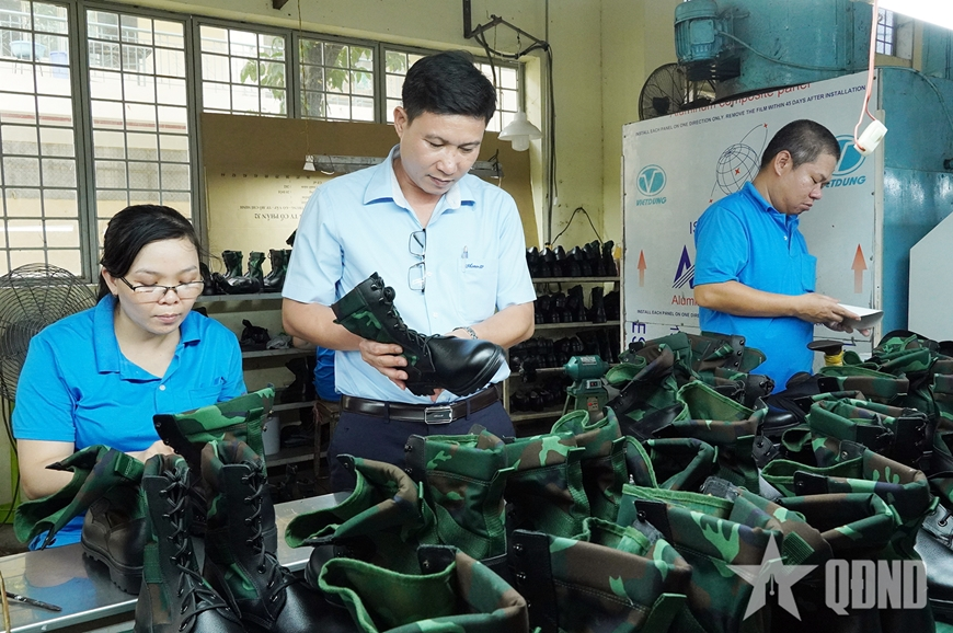 Công ty Cổ phần 32: “Thần tốc” sản xuất hàng  phục vụ lực lượng diễu binh, diễu hành